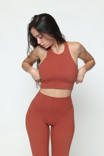 קרופ טופ דגם גיין - טופ כתפיות איקס בגב